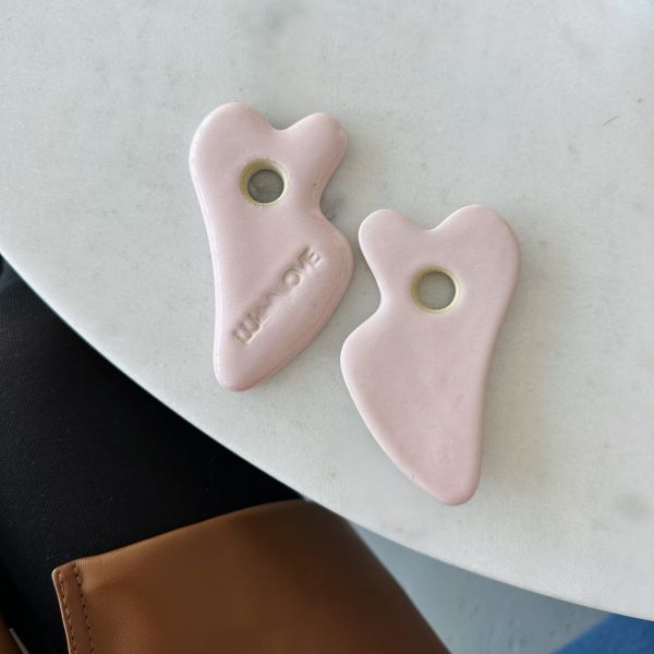 Ceramiczny masażer gua sha - róż Lullalove