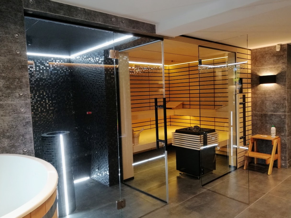 Sauna ogrodowa drewniana - jak wybrać drewno i wyposażenie do sauny